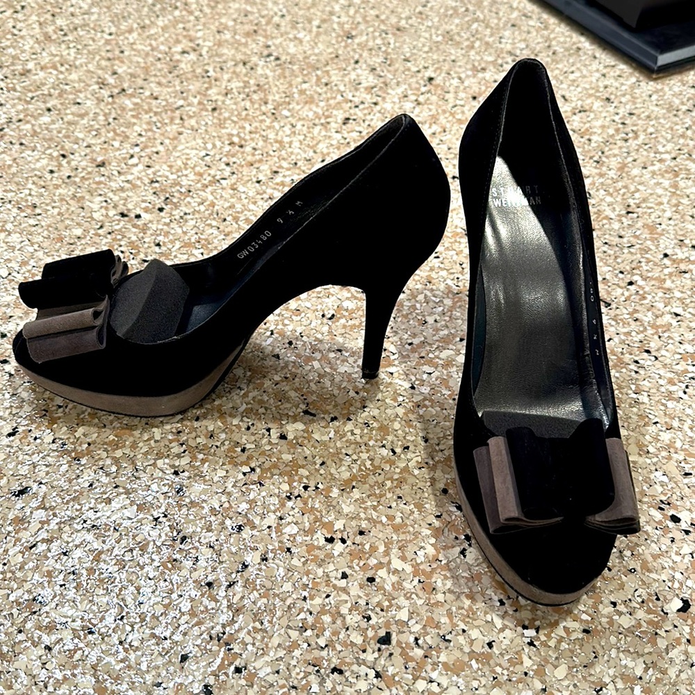 Black + gray Stuart Weitzman open toed pump. 3.5 in heel. Sz. 9.5.